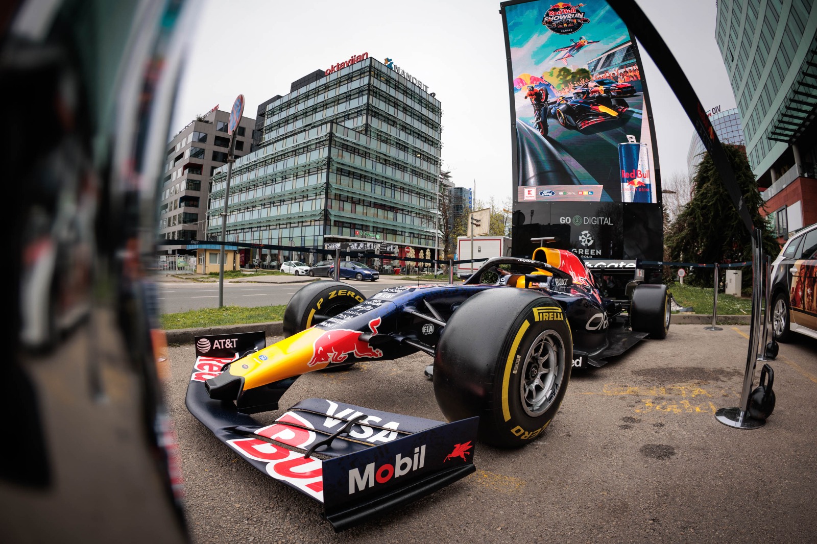 Red Bull Racing bolid ispred Go2Digital ekrana u Radničkoj